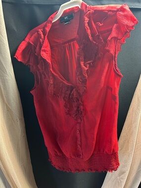 Iz Byer Red Ruffled V-Neck Button-Front Sleeveless Top